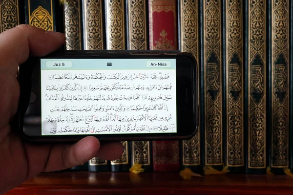 Serkal Mosque Holy Quran Books Man Reading Electronic Quran Smartphone — Stock Photo, Image