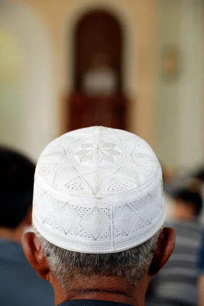 Serkal Camii Müslüman Bir Adam Elinde Kufi Şapkasıyla Dua Ediyor — Stok fotoğraf