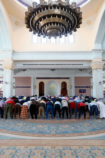 Serkal Camii Cuma Namazı Için Dua Eden Müslümanlar Phnom Penh — Stok fotoğraf