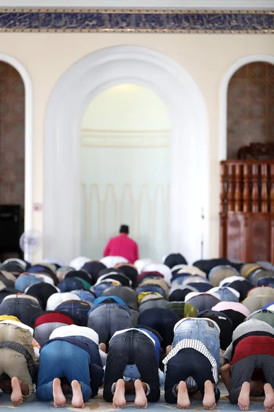 サーカル モスク 金曜日の祈りを祈るイスラム教徒の男性 プノンペン カンボジア — ストック写真