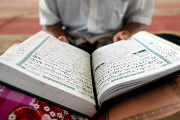 Old Man Reading Quran Sitting Carpet Mosque Phnom Penh Cambodia — Stock Photo, Image