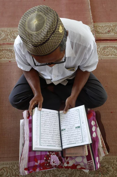 Old Man Reading Quran Sitting Carpet Mosque Phnom Penh Cambodia — Stockfoto