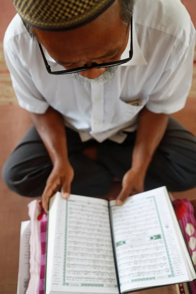 Orang Tua Membaca Quran Duduk Karpet Masjid Phnom Penh Kamboja — Stok Foto