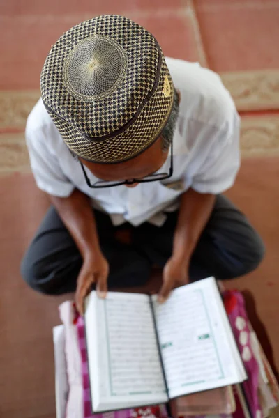 Camide Halıda Oturmuş Kuran Okuyan Yaşlı Bir Adam Phnom Penh — Stok fotoğraf