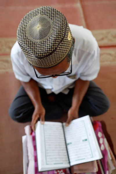 Old Man Reading Quran Sitting Carpet Mosque Phnom Penh Cambodia — Stockfoto