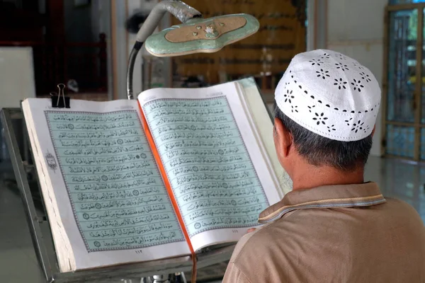 Masjid Nurul Naims Moské Imam Med Kufi Mössa Läser Koranen — Stockfoto