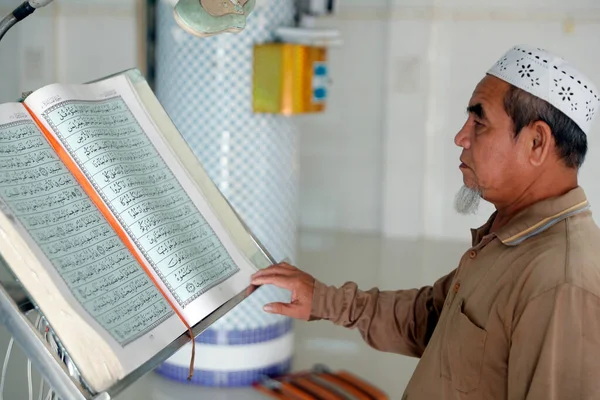 Masjid Nurul Naim Mosque Imam Reading Quran Phnom Penh Cambodia — Stockfoto