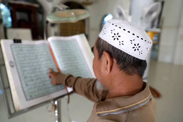 Masjid Nurul Naim Mosque Imam Kufi Cap Reading Quran Phnom — Stockfoto