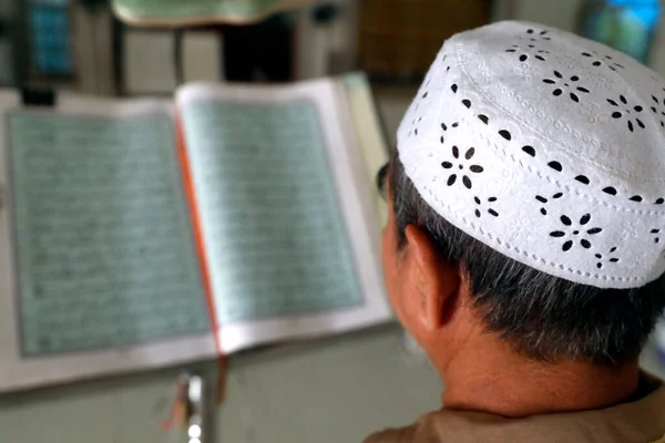 Masjid Nurul Naim清真寺 带着库菲帽的伊玛目正在阅读 古兰经 柬埔寨 — 图库照片