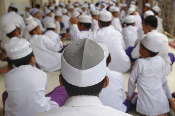 Nurunnaim清真寺 年轻的穆斯林男孩们祈祷星期五的祷告 柬埔寨 — 图库照片