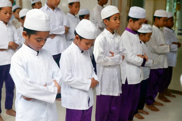Mosquée Nurunnaim Jeunes Garçons Musulmans Priant Pour Prière Vendredi Phnom — Photo