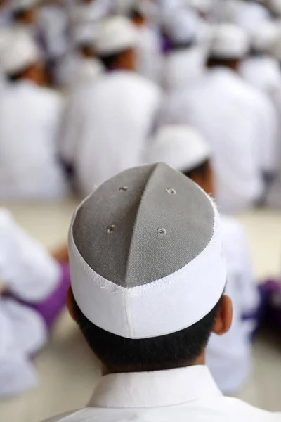 Nurunnaim Camii Genç Müslüman Çocuklar Cuma Namazı Için Dua Ediyorlar — Stok fotoğraf