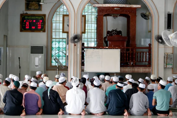 Nurunnaim Camii Cuma Namazı Için Dua Eden Müslümanlar Phnom Penh — Stok fotoğraf