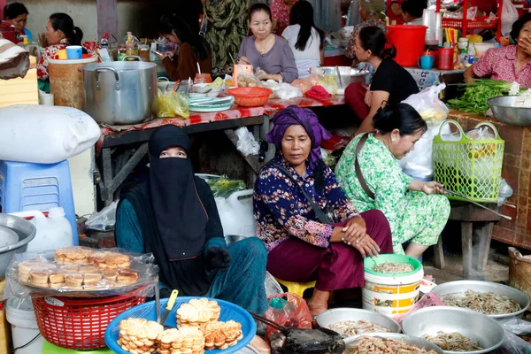 Çarşıda peçeli kadın ve abaya. Kampot. Kamboçya. 