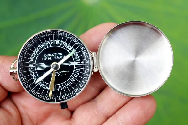 Muslim Using Qibla Compass Indicate Direction Kaaba Close Hand — Stock Photo, Image