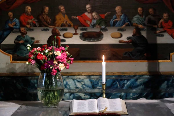 Kostel Panny Marie Var Frue Church Kostelní Svíčka Otevřená Bible — Stock fotografie