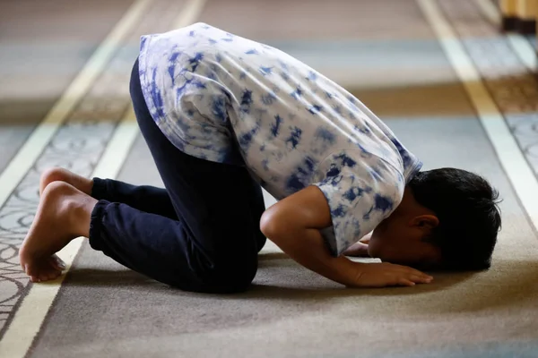 Masjid Abrar Mosque Young Muslim Boy Praying Singapore — Stockfoto