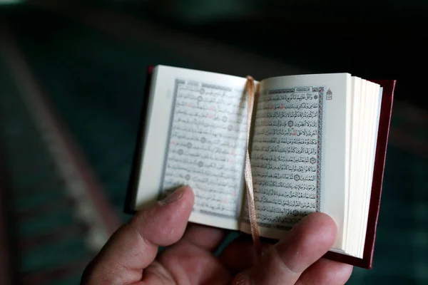 Den Gröna Moskén Muselman Läsa Arabisk Helig Koranen Koranen Förenta — Stockfoto