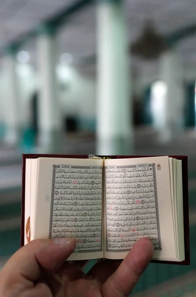 Zielony Meczet Muzułmanin Czyta Koran Koran Singapur — Zdjęcie stockowe