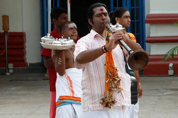 音乐家在传统印度教仪式上吹奏长笛 斯里兰卡Mariamman印度教寺庙 新加坡 — 图库照片