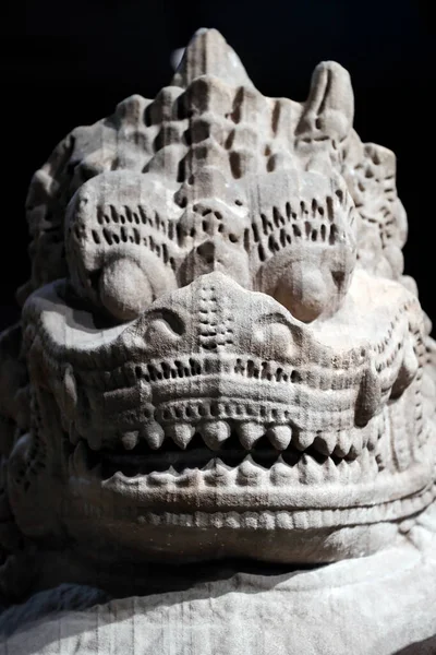 Asya Medeniyetler Müzesi. Angkor. Kamboçya 'nın kutsal şehrini keşfediyorum. Yükselen aslan. 12. yüzyıl sonu ya da 13. yüzyıl başı. Kum taşı. Singapur. 