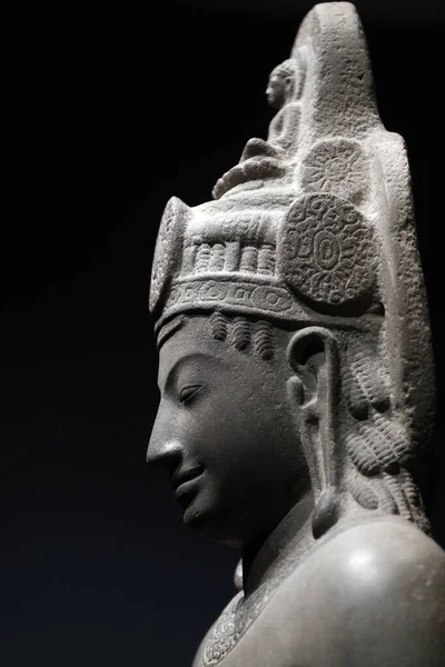 Asya Medeniyetler Müzesi. Angkor. Kamboçya 'nın kutsal şehrini keşfediyorum. Bodhisattva Avalokitehvara. Mekong Deltası. 7. yüzyılın ortalarında ya da 8. yüzyılın başlarında. Kum taşı. Singapur. 