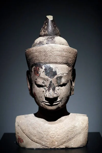 亚洲文明博物馆 探索柬埔寨的圣城 一个装饰过的佛像 柬埔寨 15世纪至17世纪 新加坡 — 图库照片