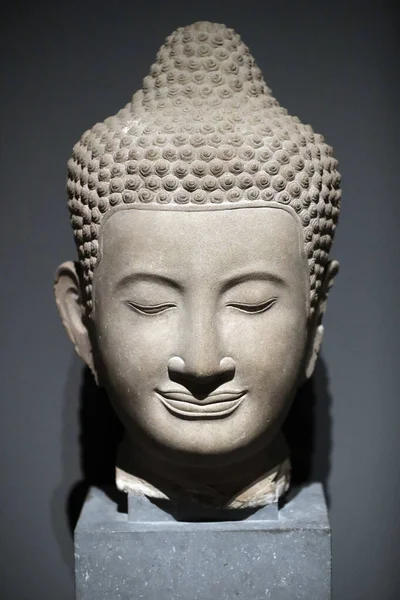 亚洲文明博物馆 探索柬埔寨的圣城 佛祖的头柬埔寨 15或16世纪 新加坡 — 图库照片