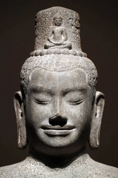 Asya Medeniyetler Müzesi. Angkor. Kamboçya 'nın kutsal şehrini keşfediyorum. Kozmik yayılan Lokeshvara. Kamboçya, 12. yüzyıl. Kum taşı. Singapur. 