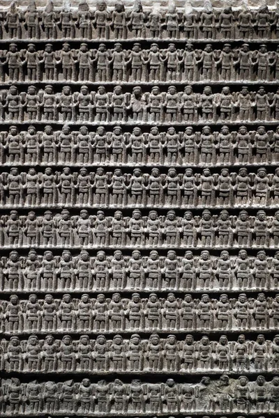 亚洲文明博物馆 探索柬埔寨的圣城 Vishnu Votive Stele 两边各有255个四臂毗湿奴的小图像 柬埔寨 10世纪 新加坡 — 图库照片