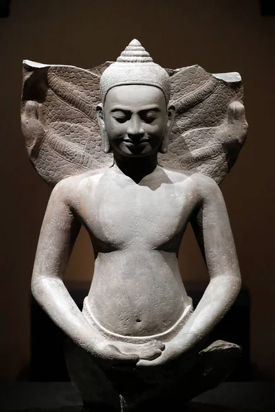 亚洲文明博物馆 探索柬埔寨的圣城 佛陀坐在纳迦上 柬埔寨 12世纪或13世纪初 新加坡 — 图库照片