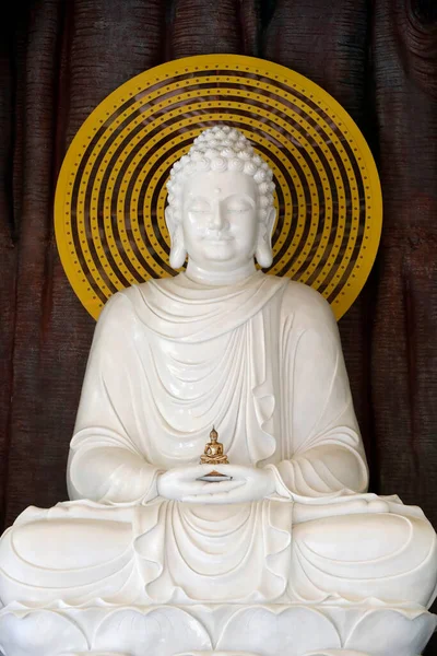 Linh Phong Buddhist Temple White Marble Sitting Buddha Statue Dalat — стоковое фото