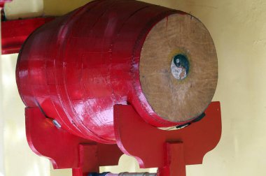 Ying ve Yang sembollü Budist davulu. Ong Bon Budist tapınağı. Ha Tien. Vietnam. 