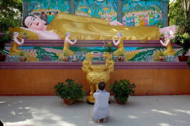 Tam Bao Budist tapınağı. Yaslanan Buda heykeli. 45 yıllık Dharma eğitiminden sonra Buda, Parinirvana 'ya geçti. Dua eden kadın. Ha Tien. Vietnam. 