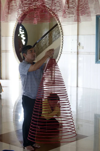 Huynh Dao Buddhist Pagoda Worshippers Giant Incense Coils Chau Doc — ストック写真