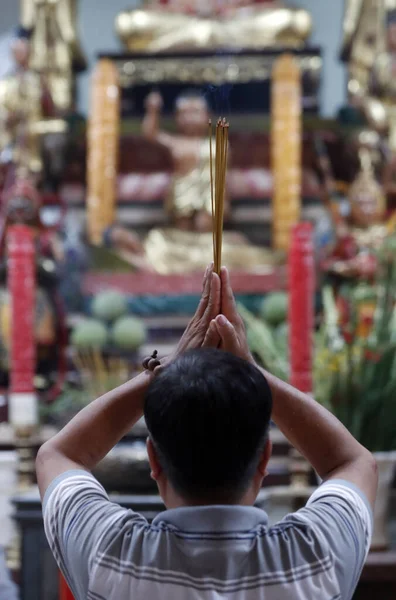 Людина Молиться Будді Пахощі Ладану Заклади Храм Чау Док Єтнам — стокове фото