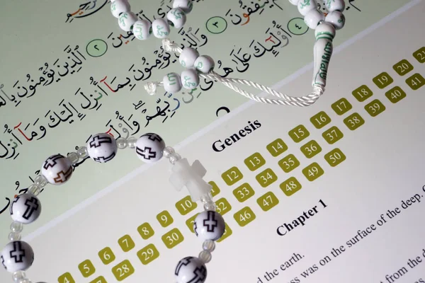 Цифровий Куран Біблія Планшеті Намисто Молитви — стокове фото
