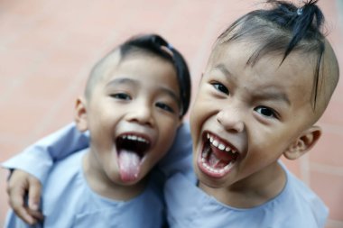 İki gülümseyen genç Budist keşiş. Ha Tien. Vietnam. 