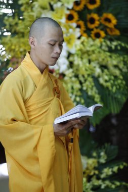  Keşiş, pagoda 'daki Budist ayininde dua ediyor. Ho Chi Minh şehri. Vietnam. 