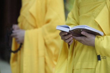  Pagoda 'daki Budist ayininde keşişler. Ho Chi Minh şehri. Vietnam. 