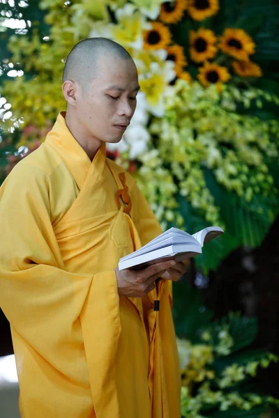  Keşiş, pagoda 'daki Budist ayininde dua ediyor. Ho Chi Minh şehri. Vietnam. 