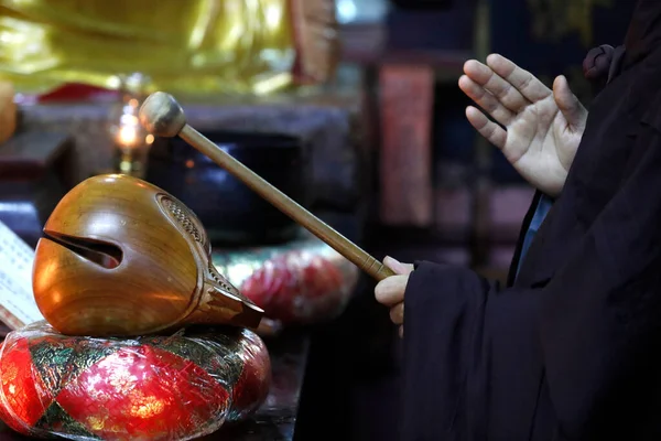 Cerimônia Budista Templo Monge Jogando Peixe Madeira Instrumento Percussão Templo — Fotografia de Stock