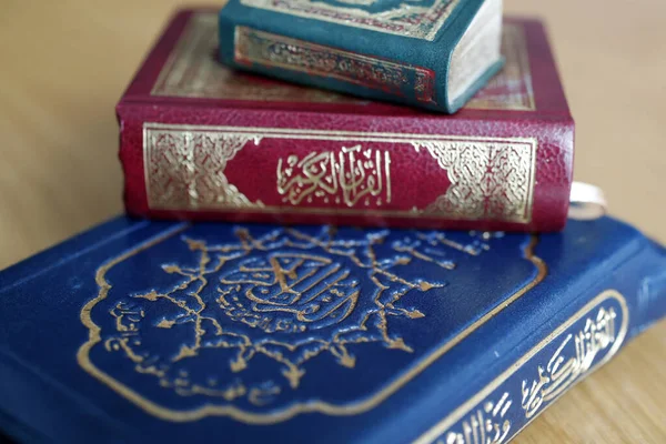 Trois Corans Sur Une Table — Photo
