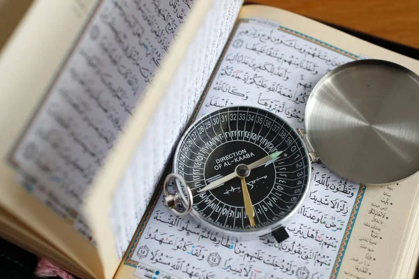 Quran Qibla Compass Indicate Direction Mecca Close — Foto Stock