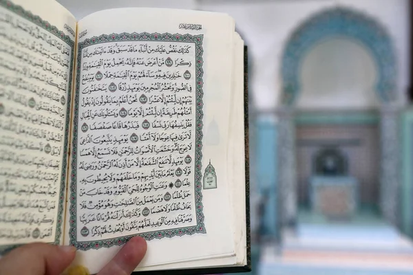 Mubarak Moskee Moslim Die Een Arabische Heilige Koran Leest Koran — Stockfoto
