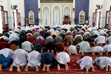 Mescidi Ar-Rohmah camii. Cuma namazında / duasında erkekler, Chau Doc. Vietnam. 