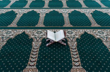 Mescid Al Ehsan camii. Tahta tezgahta Kur 'an açın. Vietnamca çeviri. Yeşil halılı dua salonu. Chau Doc. Vietnam. 