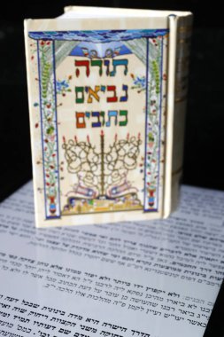 Tablet üzerindeki Kağıt Tevrat ve Dijital Tevrat. 