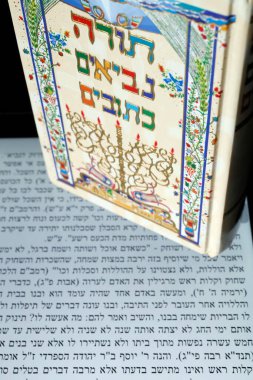 Tablet üzerindeki Kağıt Tevrat ve Dijital Tevrat. 