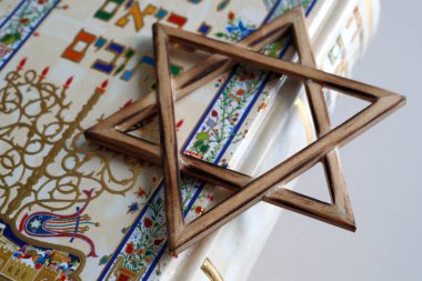 Tevrat ve Davut Yıldızı. Yahudiliğin iki sembolü. 